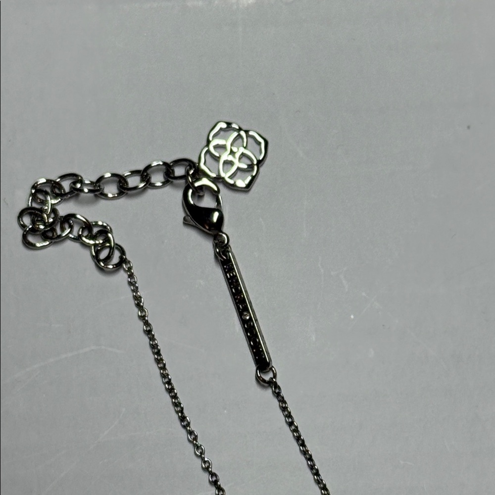 Kendra Scott Ari Heart Necklace and Earrings in Dichronic glass - Picture 5 of 5